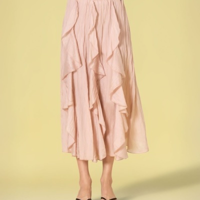 Saia rosa claro com babados verticais e tecido leve