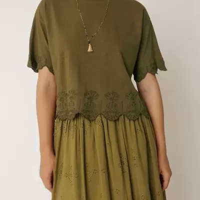 Conjunto feminino verde caqui com t-shirt de manga curta bordada e saia longa com bordados, colar com pendente tassel.