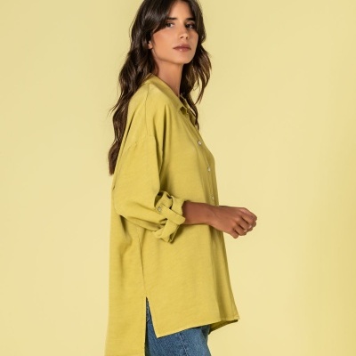 Camisa verde lima oversized com calças de ganga azuis