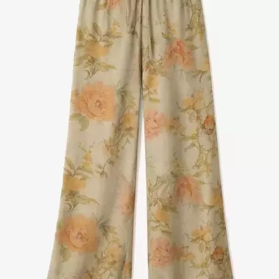 Calças largas florais com cordão na cintura em fundo cinza claro