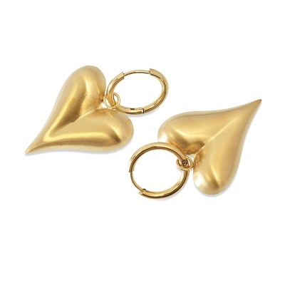 Brincos dourados em forma de coração com argolas