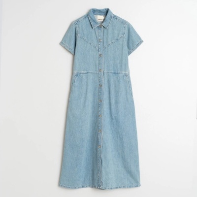 Vestido comprido de ganga azul claro com botões e mangas curtas