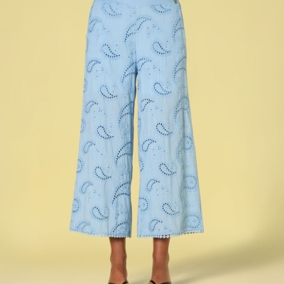 Calças femininas azuis claras com bordado rendilhado e sandálias pretas