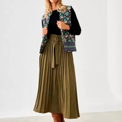 Mulher com roupas de inverno e colete estampado