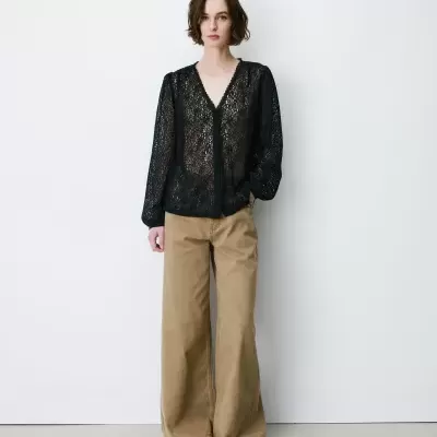 Blusa preta de renda com calças castanhas largas