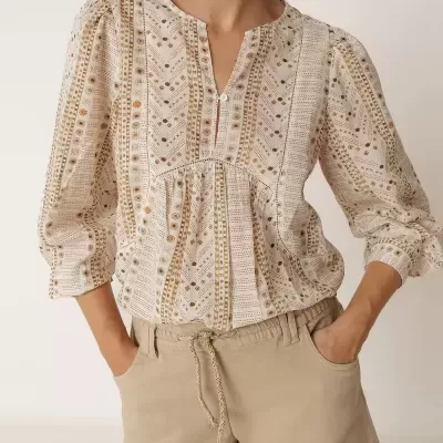 Blusa feminina estampada com calções beges