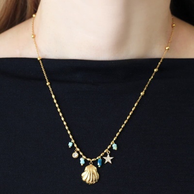 Colar dourado com concha, estrela brilhante e pedras azuis