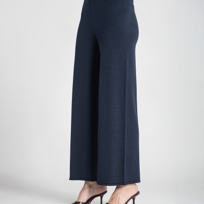 Calças largas azuis escuras com cintura elástica e botão dourado