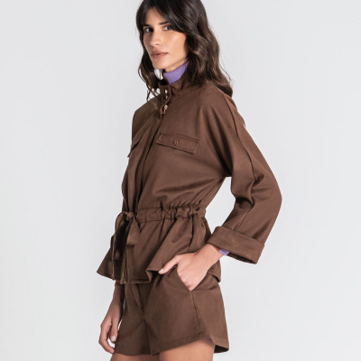 Conjunto feminino castanho com blazer e calções, gola alta lilás