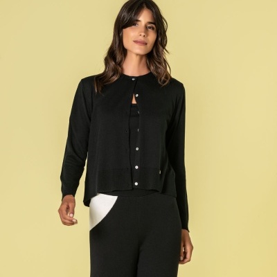 Camisola feminina preta com botões e calças pretas com padrão branco