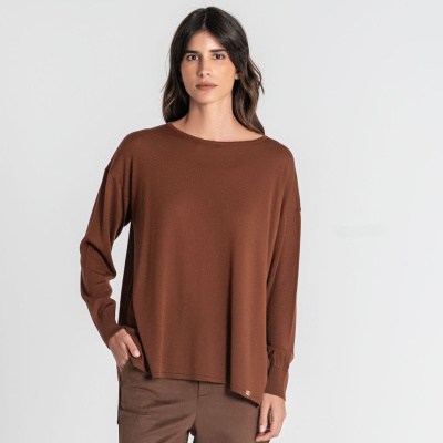 Mulher com camisola castanha de malha fina e calças castanhas