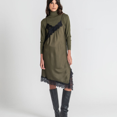 Vestido verde-oliva com renda preta e botas pretas