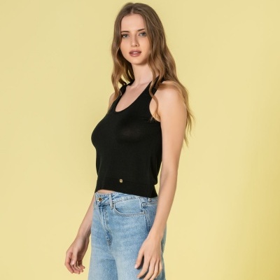 Regata preta justa e calças de ganga azuis claras