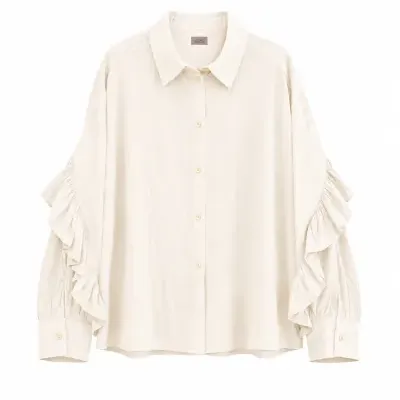 Camisa feminina bege com botões e folhos nas mangas