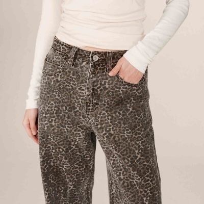 Calças de ganga com padrão de pele de leopardo e camisola branca de manga comprida