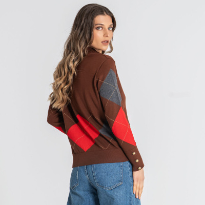 Mulher de costas com camisola castanha e jeans azuis