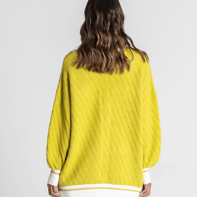 Camisola amarela de malha com punhos brancos e riscas, vista de costas