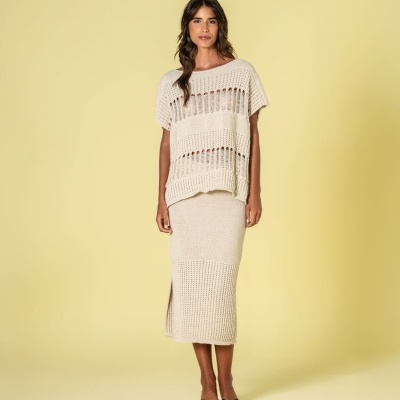 Conjunto feminino bege em malha grossa com top de mangas curtas e saia comprida com fenda lateral