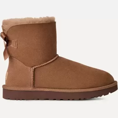 Bota castanha de camurça com interior em pelo e laço atrás