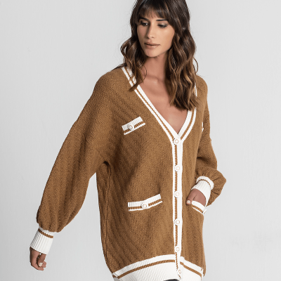 Cardigã castanho com ribanas brancas e botões, tecido de malha, usado por modelo feminino com cabelo solto