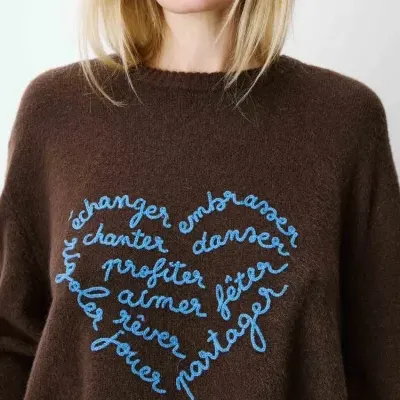 Camisola castanha de malha com bordado azul em forma de coração com palavras em francês