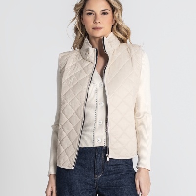 Colete feminino bege matelassê com fecho preto