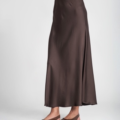 Saia comprida castanha escura com cintura elástica e sapatos rasos castanhos