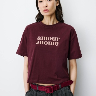 T-shirt bordô com texto amour amour em bege claro no peito