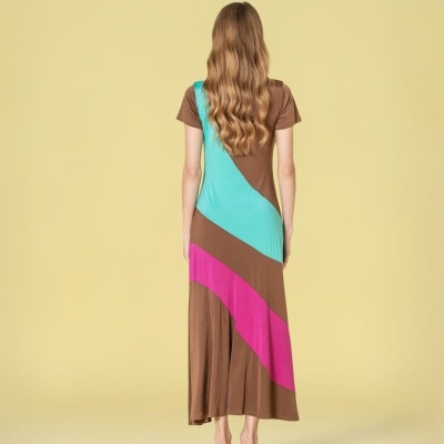Vestido comprido castanho com faixas azul turquesa e rosa, visto de costas