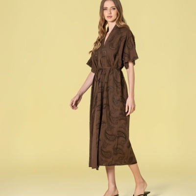 Vestido midi castanho com padrão e sapatos pretos de salto médio