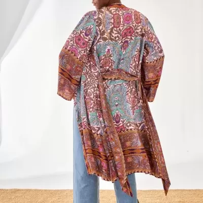Cardigã comprido estampado floral com calças de ganga e sandálias castanhas