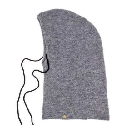 Capuz de malha cinza com cordões pretos e aplique dourado.