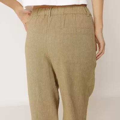 Calças bege com riscas e blusa branca rendada