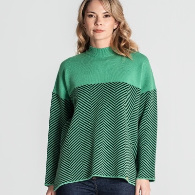 Camisola verde feminina com padrão espinha e calças de ganga