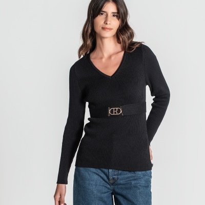 Camisola preta de malha com cinto largo e calças de ganga azuis