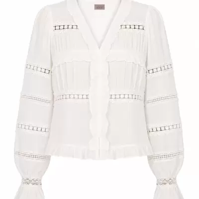 Blusa branca feminina com rendas e botões frontais, mangas compridas e punhos franzidos.