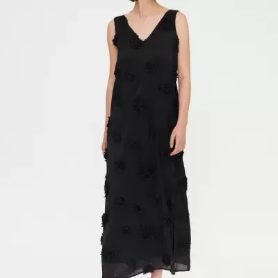 Vestido preto longo com pompons e sandálias pretas de salto