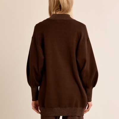 Camisola castanha escura de malha com corte longo e punhos texturizados vista de costas.