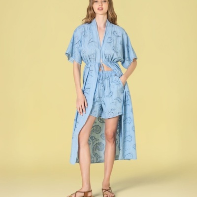 Conjunto feminino azul claro com padrão perfurado paisley em modelo