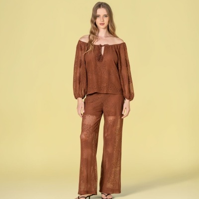 Conjunto feminino castanho translúcido com padrão texturizado e sapatos pretos de salto