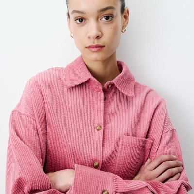 Camisa rosa de veludo cotelê com gola e botões