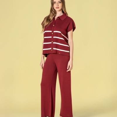 Conjunto de duas peças em malha vinho com riscas brancas, camisa e calças largas.