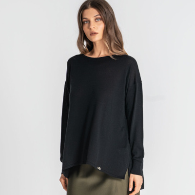 Camisola preta de malha fina com saia verde oliva
