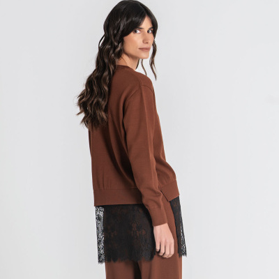Pessoa de perfil com conjunto castanho e renda preta