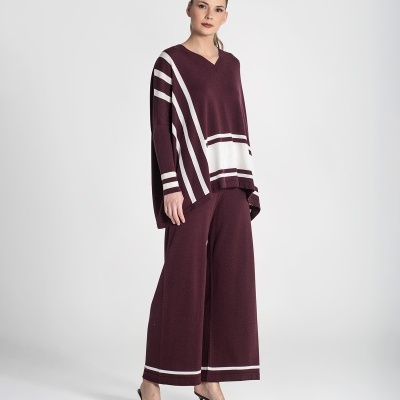 Conjunto de malha vinho e branco com poncho e calças largas em fundo branco