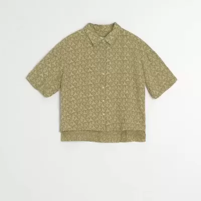 Camisa feminina verde oliva com padrão floral branco e botões frontais