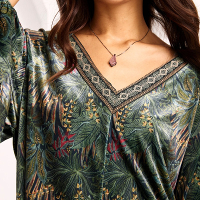 Blusa feminina floral verde com decote V e colar de pedra rosa