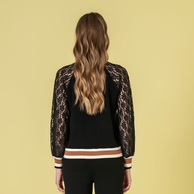 Camisola preta com mangas de renda preta e bainhas com riscas castanhas e brancas