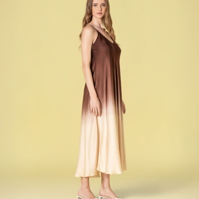 Vestido comprido castanho para bege mulher com sandálias brancas