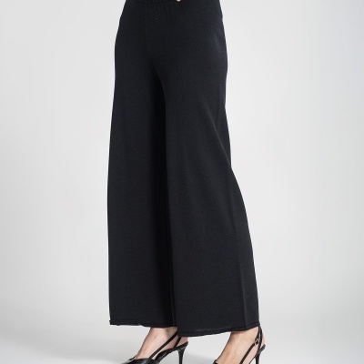 Calças largas pretas com cós elástico e sapatos de salto